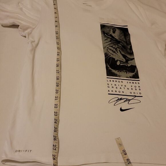 Nike LeBron James tshirt size large - Picture 6 of 9